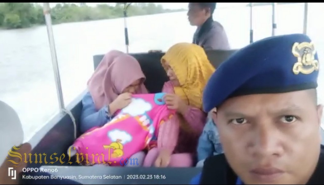 Gerak Cepat, Ambulance Apung Ditpolairud Polda Sumsel Evakuasi Bayi