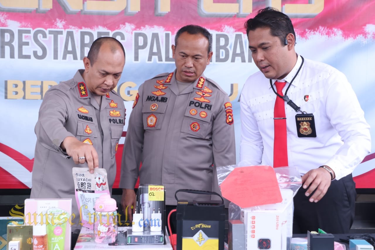 Kapolda Sumsel Irjen Pol A Rachmad Wibowo bersama Kapolrestabes Palembang Kombes Pol M Ngajib dan Kasat Reskrim Polrestabes Palembang AKBP Hariz Dinzah saat pres rilis di Makopolrestabes Palembang 