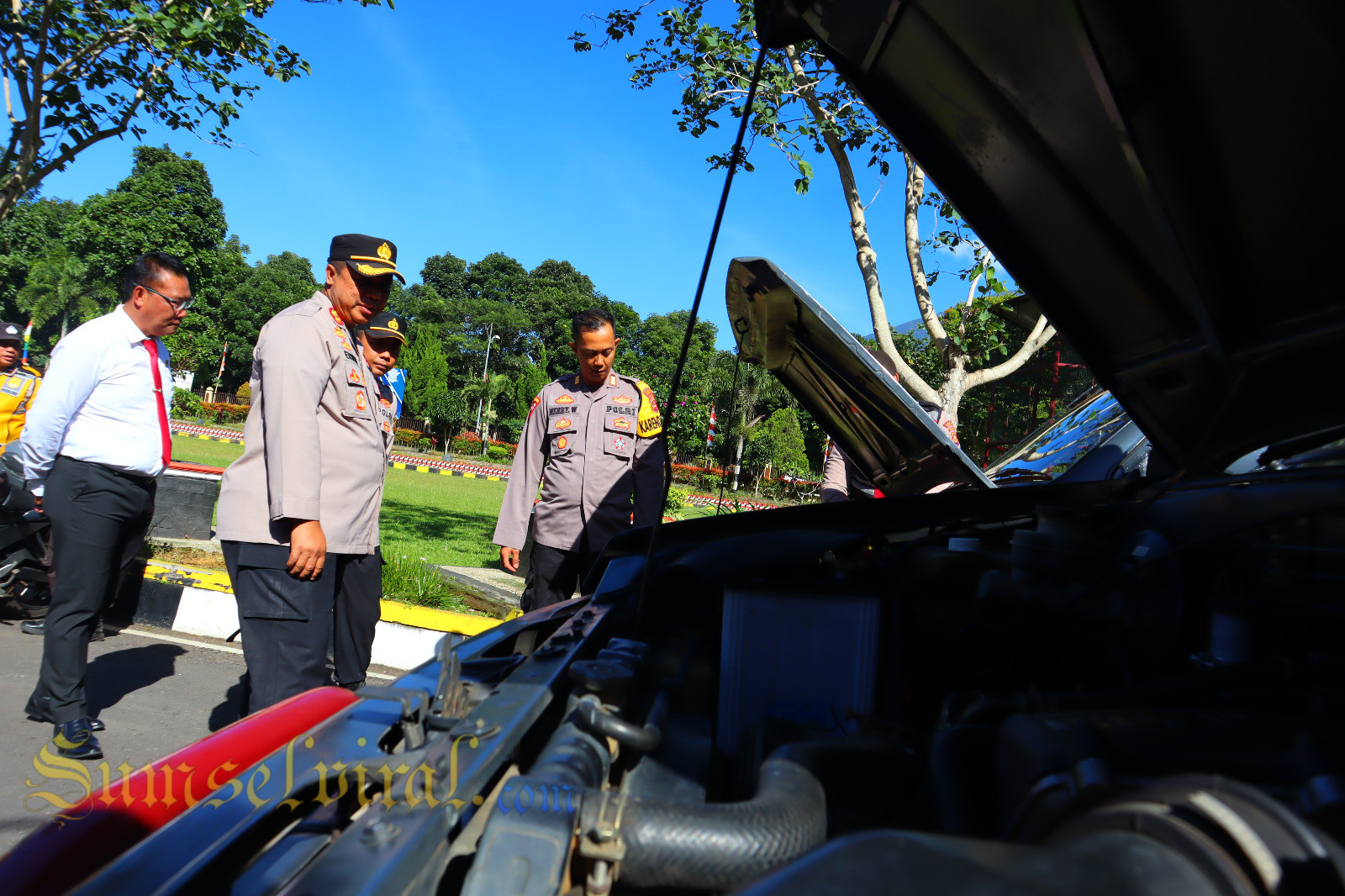 Kapolres Pagar Alam AKBP Erwin Irawan saat mengecek kendaraan dinas