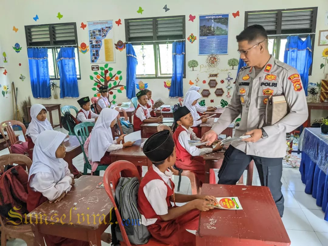 Peduli Pendidikan, Polsek Semendawai Suku III Baksos Buku 