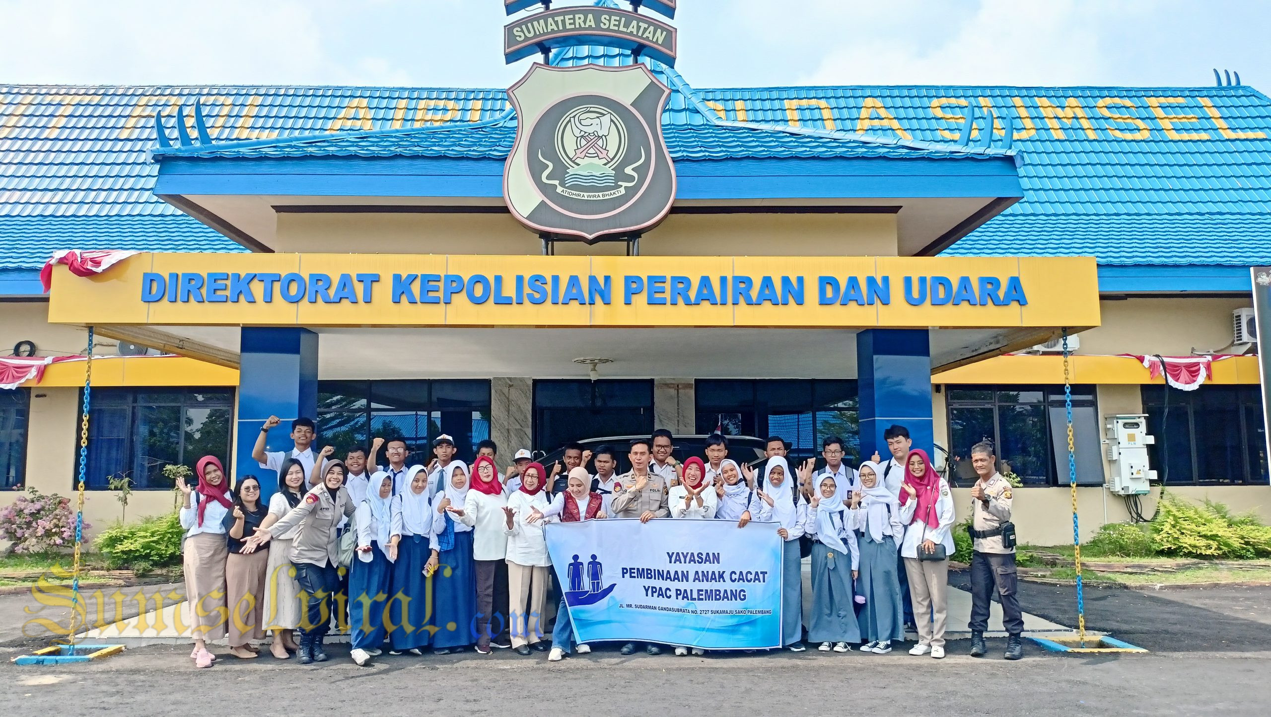 Senyum Bahagia Anak Disabilitas Saat Naik Ke Perpustakaan Terapung Polairud  