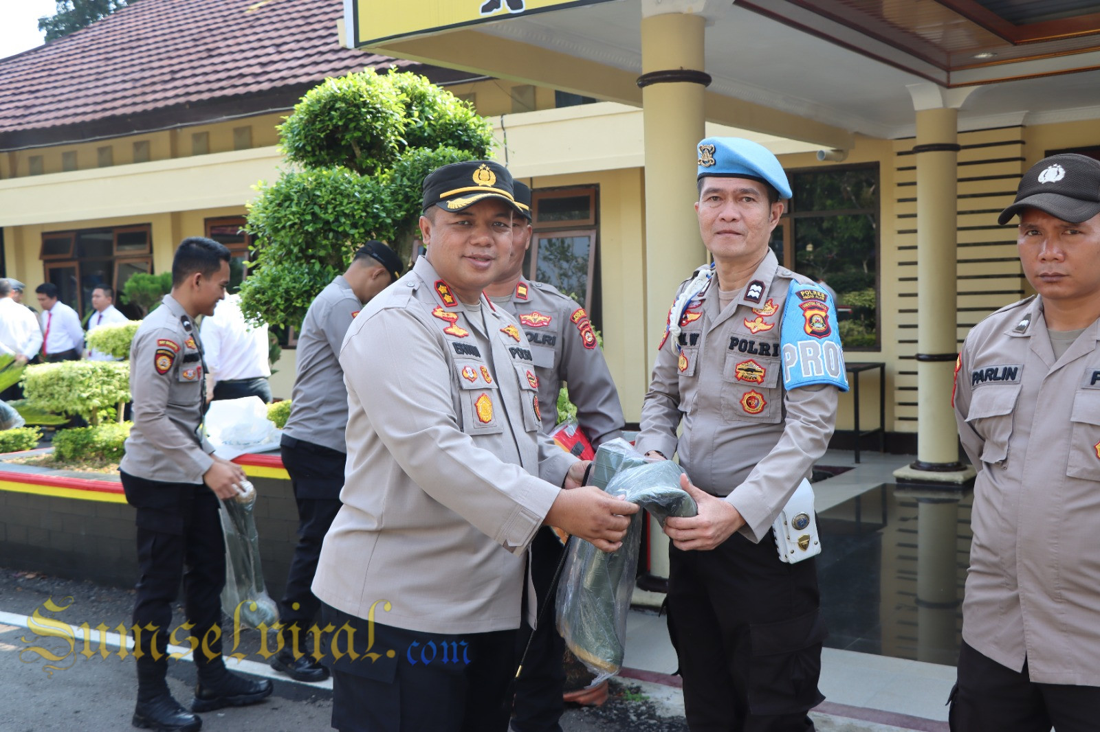 Kapolres Pagar Alam AKBP Erwin Irawan SIK menyerahkan alat pemadam Kebakaran Hutan dan Lahan (Karhutla) ke Polsek Dempo Selatan, Senin (16/10/2023) pagi. 