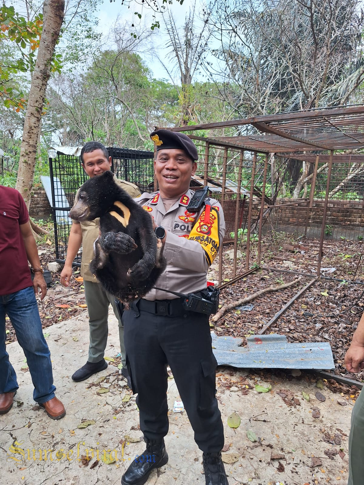 Kasubbid Gasum Dit Samapta Polda Sumsel AKBP Sutrisno saat menyerahkan Anak Beruang Madu 