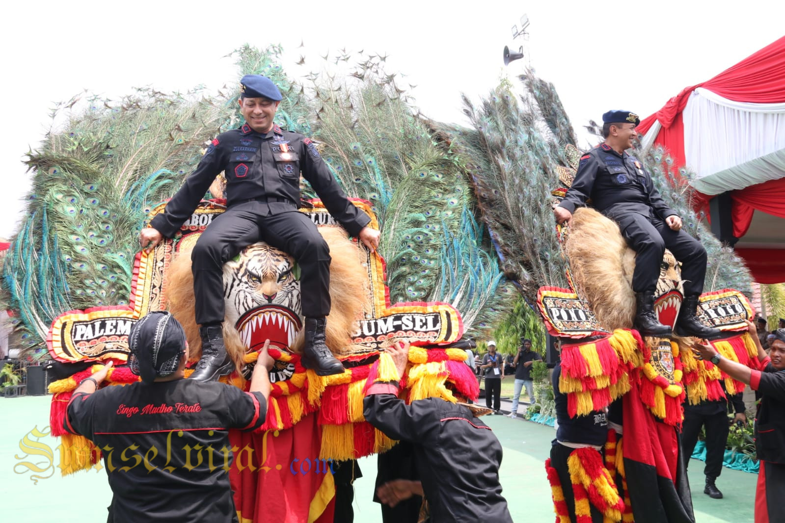 Dansat Brimob Polda Sumsel saat naik di kepala Reog Ponorogo 