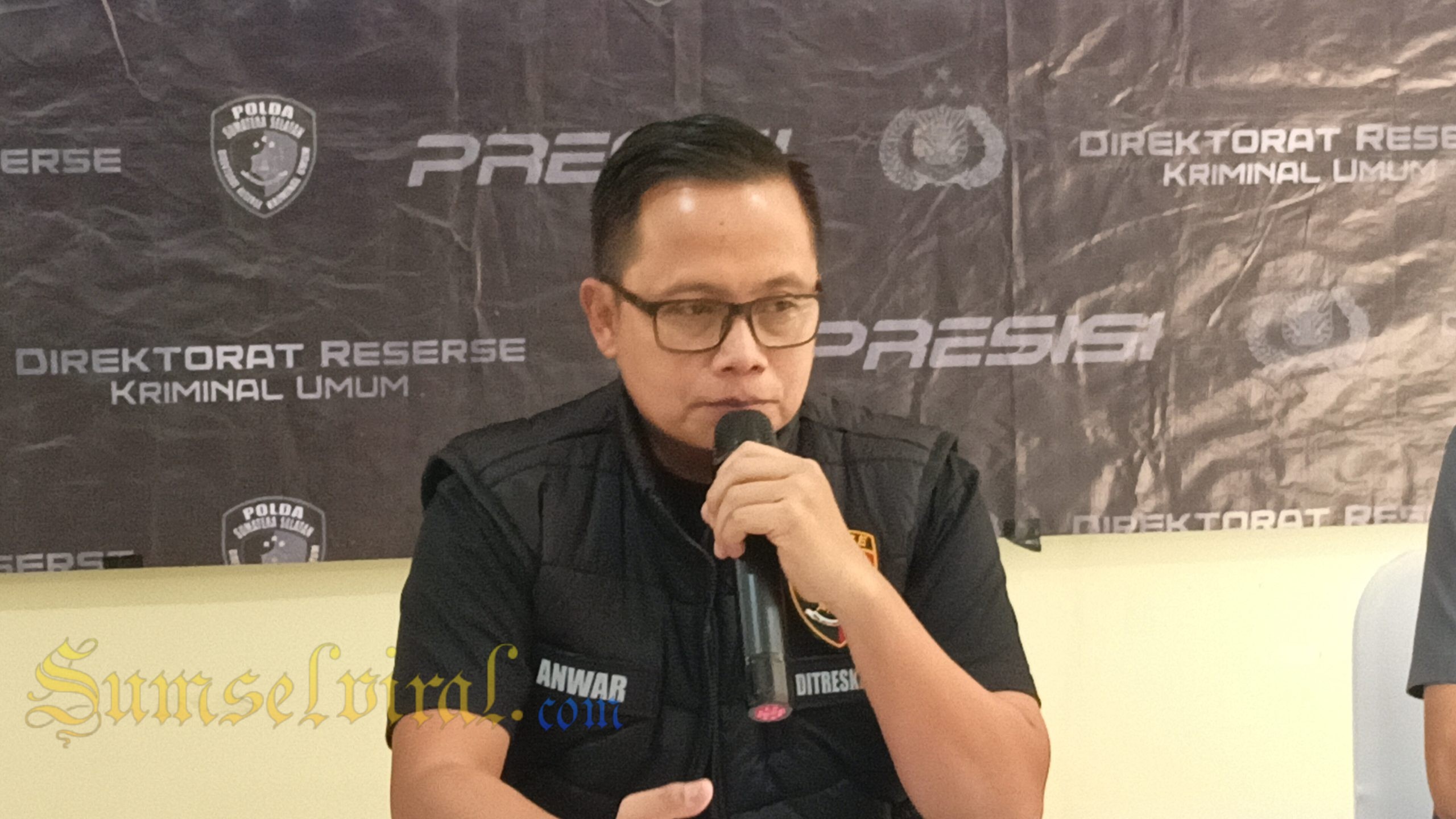 Direktur Reserse Kriminal Umum Polda Sumsel Kombes Pol M Anwar Reksowidjojo saat konferensi pers terkait Oknum Polisi VS Debtcolektor 