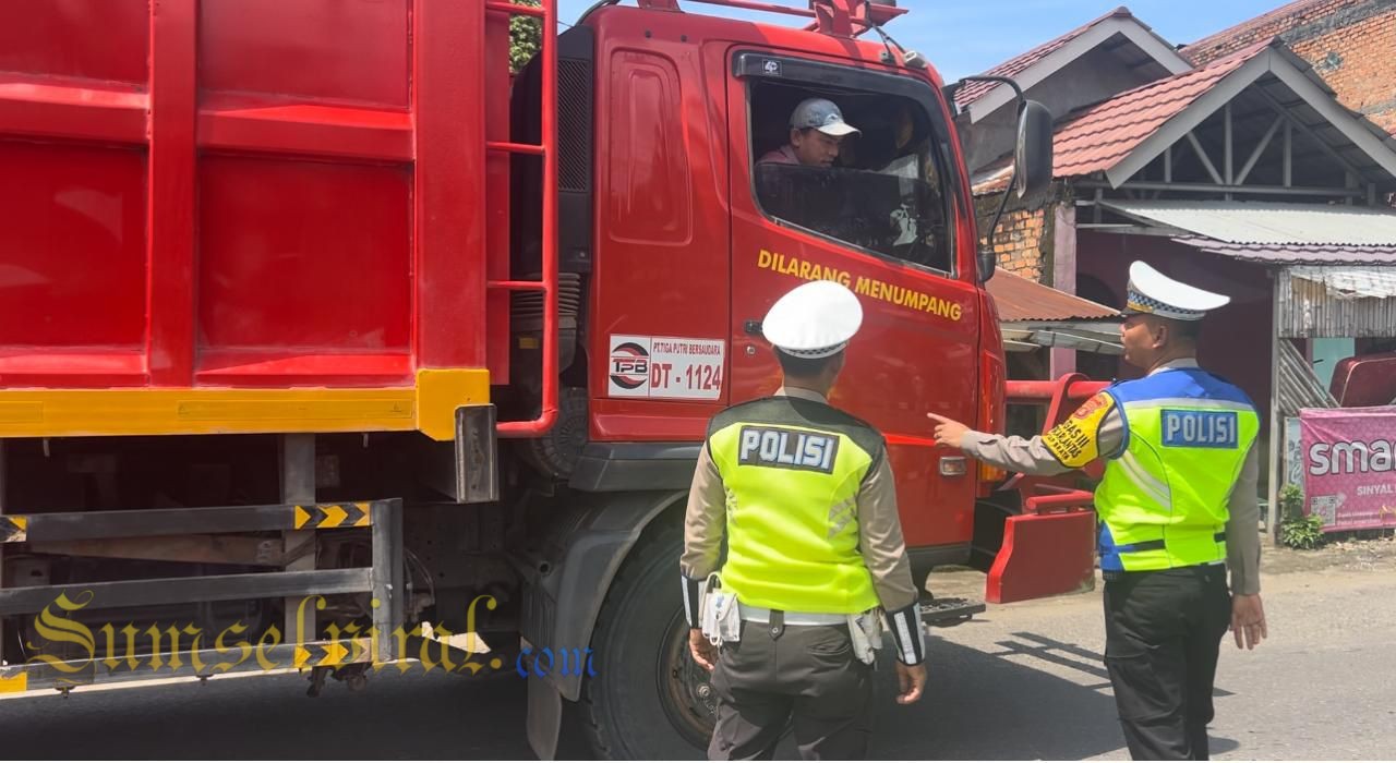 Polisi lalu lintas tahan mobil truk yang buat kemacetan 