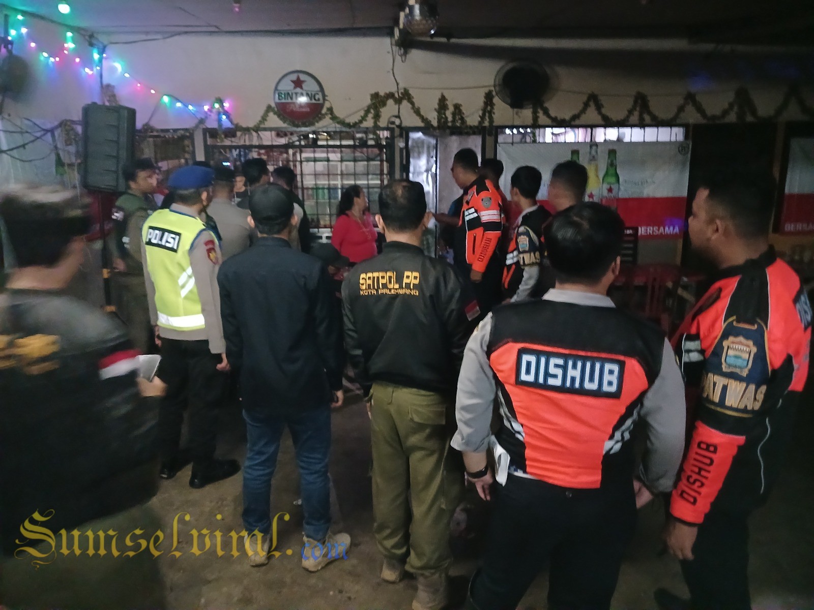 Tim Kamtibmas Terpadu saat menggerebek salah satu cafe di jalan Sukarno Hatta 