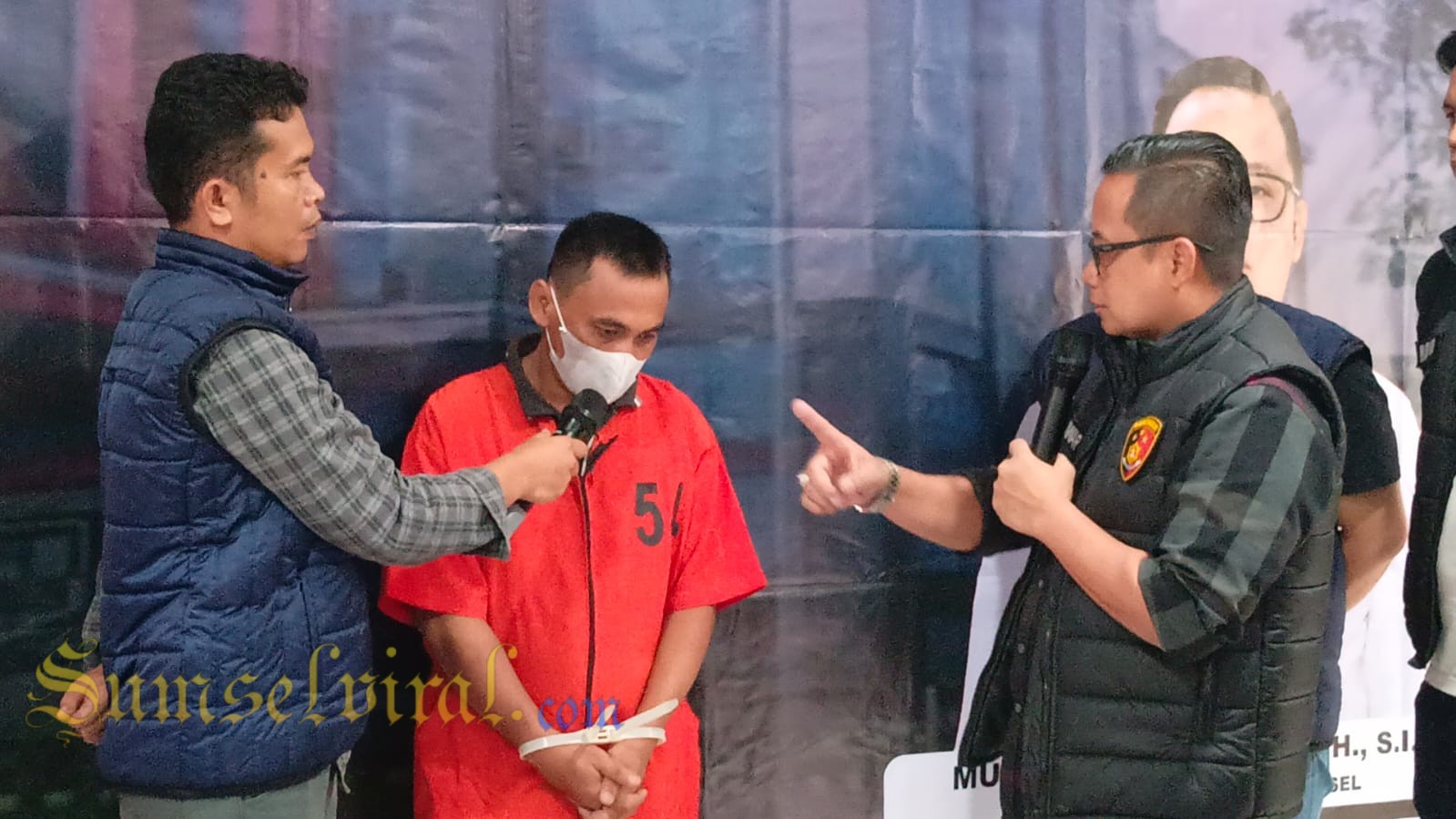 Dirkrimum Polda Sumsel Kombes Pol M Anwar Reksowidjojo saat bertanya dengan salah satu Debt Collector 