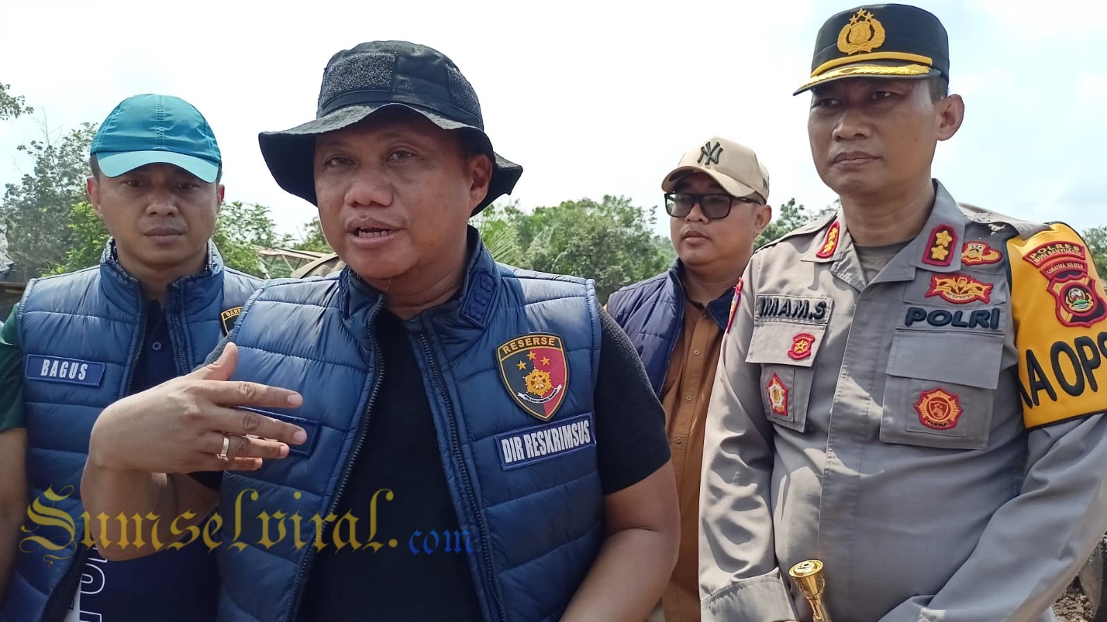 Dirkrimsus Polda Sumsel Kombes Pol Bagus Suropratomo Oktobrianto bersama Kapolres Musi Banyuasin AKBP Imam Syafi'i dan Kasubdit IV Tipidter AKBP Bagus Suryo Wibowo saat konferensi pers di penertiban refenery ilegal