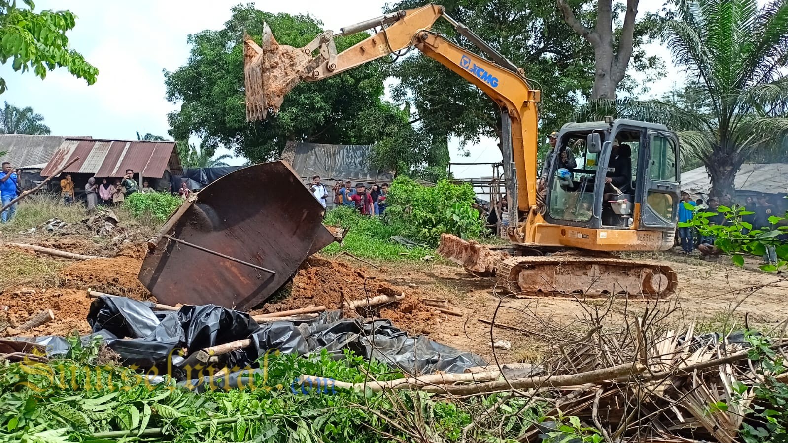 Tungku refenery ilegal yang dihancurkan menggunakan excavator saat penertiban oleh Aparat Gabungan 