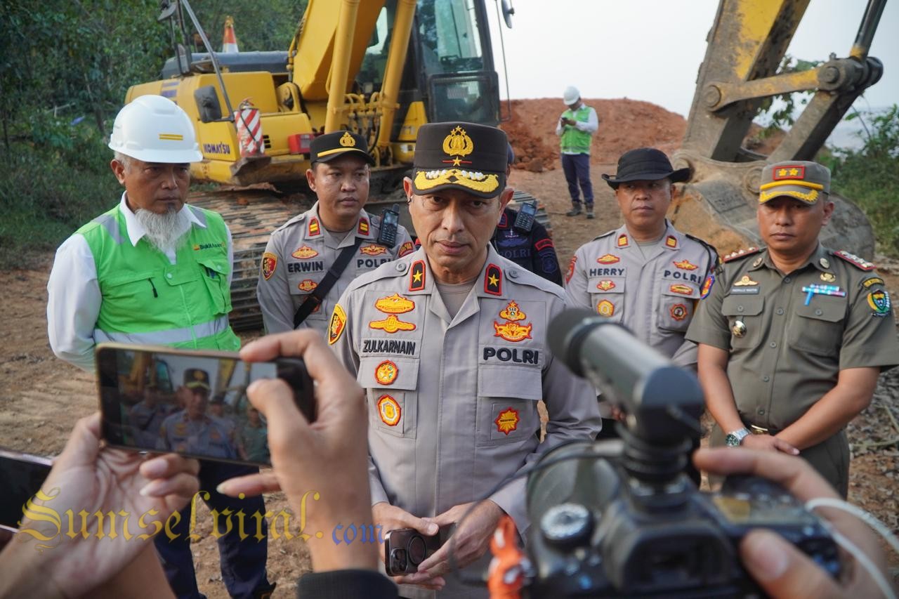 Wakapolda Sumsel Brigjen Pol M Zulkarnain saat diwawancarai di Lokasi Tambang Ilegal 