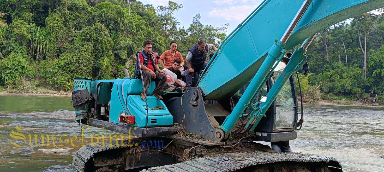 Dirkrimsus Polda Sumsel Kombes Pol Bagus Suropratomo bersama tim saat mengeluarkan alat bukti Exavator dari dalam hutan