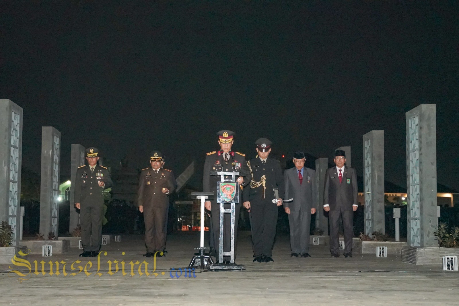 Mengheningkan cipta untuk menghormati jasa para pahlawan 