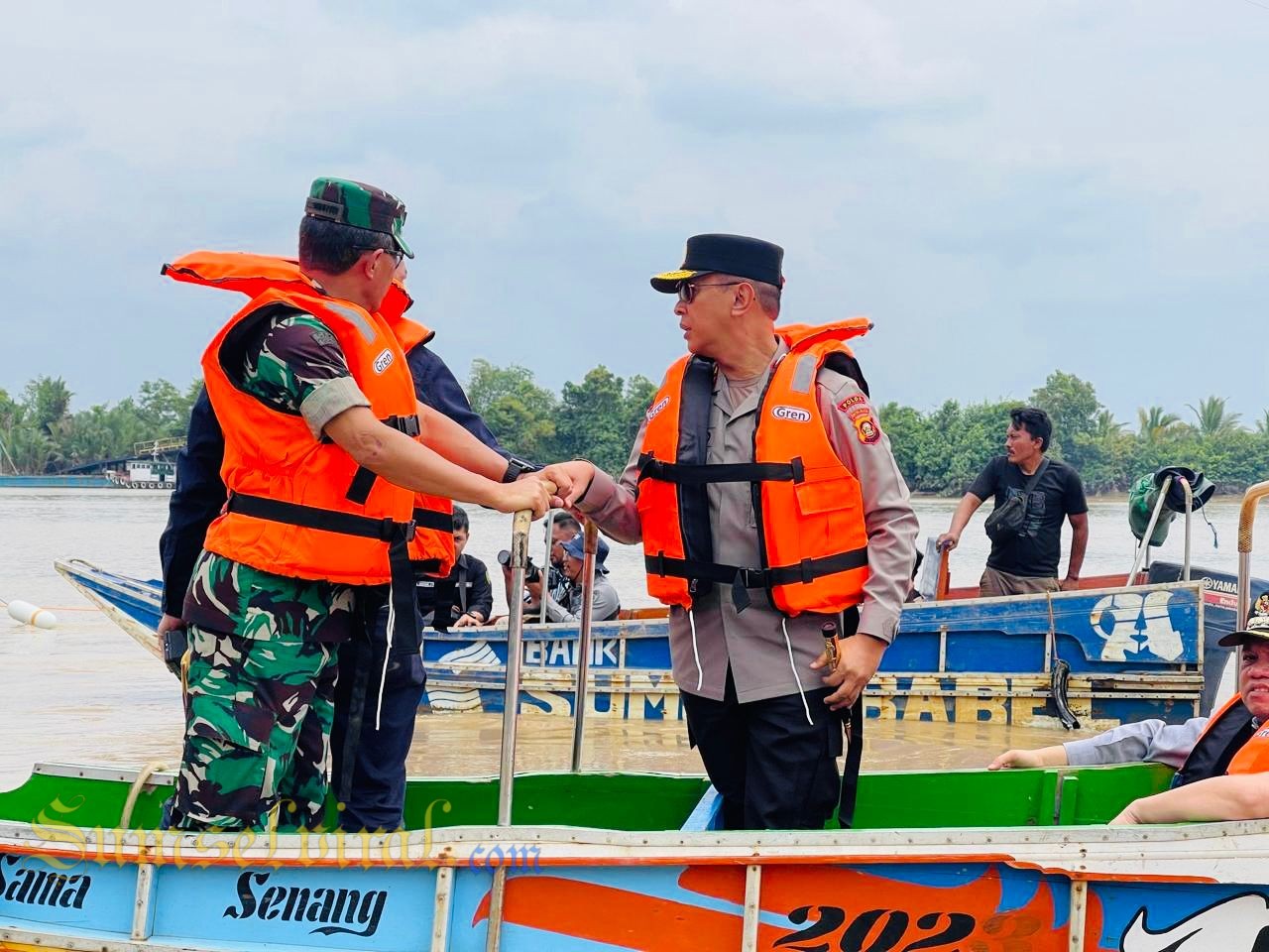 Kapolda Sumsel bersama pangdam saat tinjau jembatan Lalan 