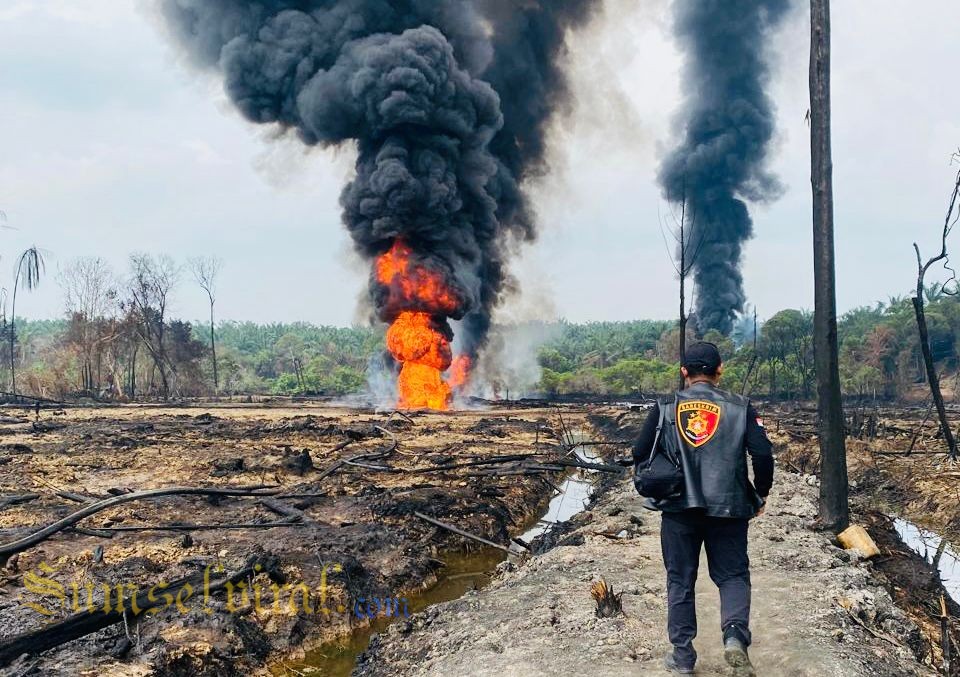 Kebakaran yang disebabkan bocornya pipa palep milik SKK Migas yang di bocorkan pencuri