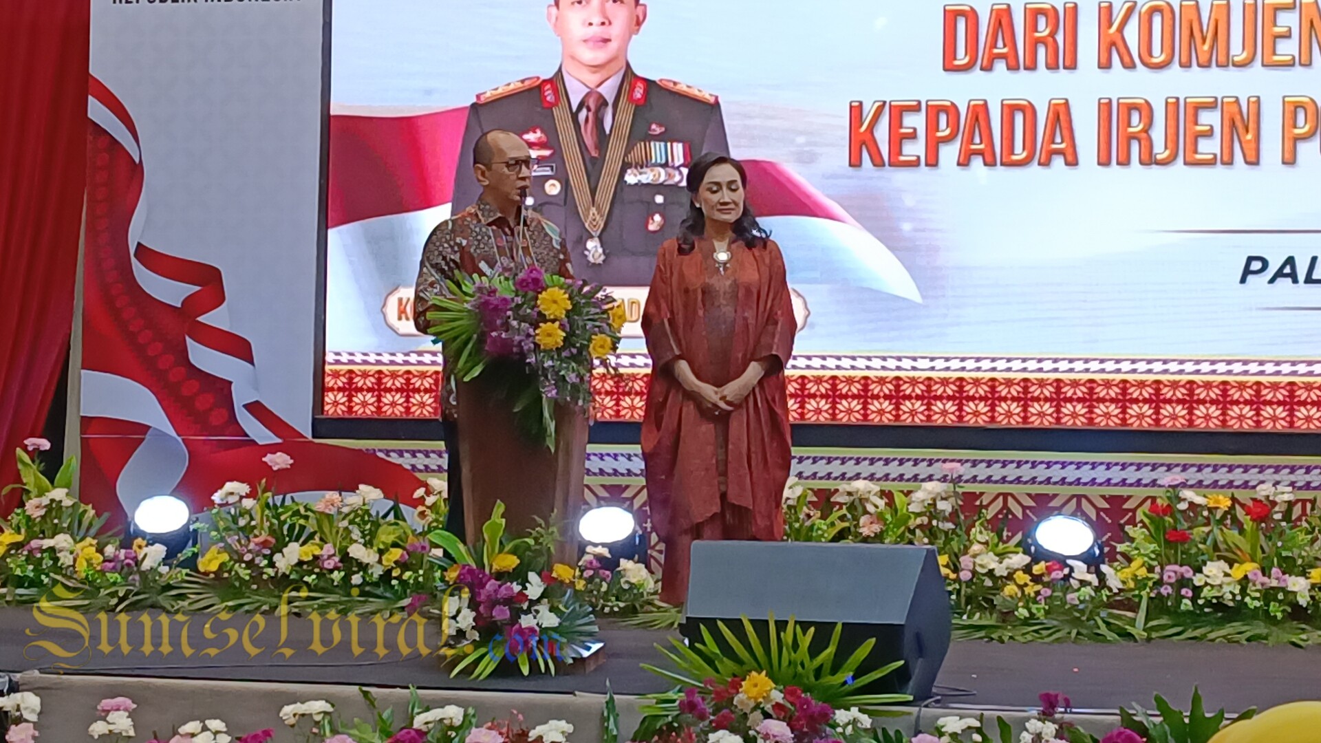 Komjen Pol A Rachmad Wibowo bersama istri saat berpamitan 