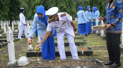 Komandan Lanal Palembang, Kolonel Laut (P) Faisal, M.Tr.Hanla.,MM.,CRMP saat pimpin Tabur Bunga di Taman Makam Pahlawan (TMP) Ksatria Ksetra Siguntang, Palembang