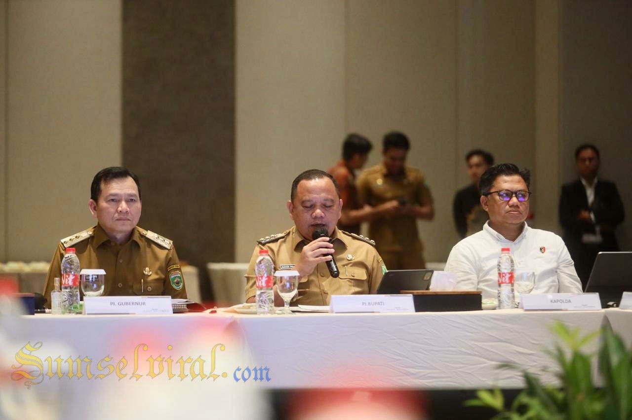 PJ Gubernur Elen Setiadi didampingi Dirkrimsus Polda Sumsel Kombes Pol Bagus Suropratomo saat rapat koordinasi terkait Ilegal Drilling