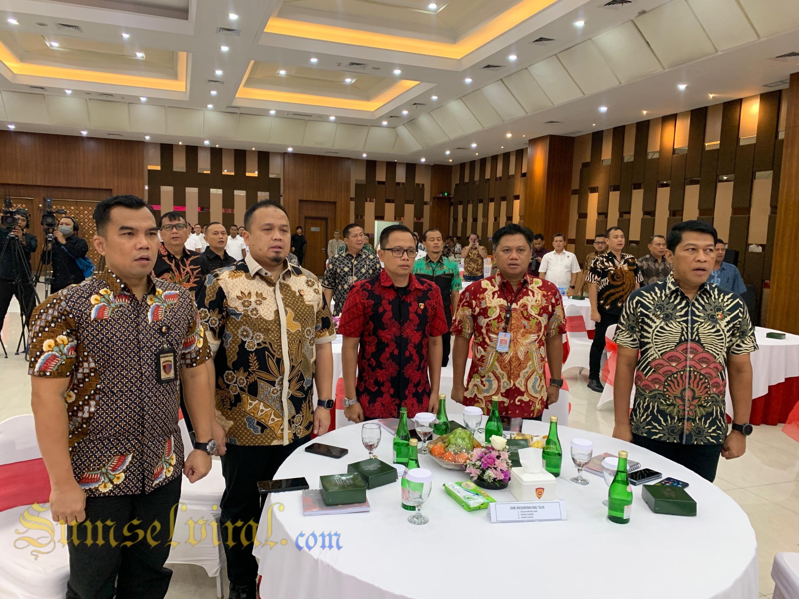 Dirreskrimum Polda Sumsel Kombes Pol M Anwar Reksowidjojo dan Dirreskrimsus Polda Sumsel Kombes Pol Bagus Suropratomo saat menerima Penghargaan Wassidik Terbaik Nasional dari Bareskrim Polri 