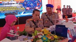 Kapolda Sumsel Irjen Pol Andi Rian R Djajadi bersama Direktur Polairud Polda Sumsel Brigjen Pol Drs Andreas Kusmaedi saat memotong tumpeng, syukuran HUT Polairud Ke 74