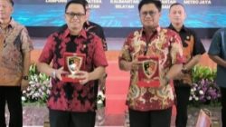 Dirreskrimum Polda Sumsel Kombes Pol M Anwar Reksowidjojo dan Dirreskrimsus Polda Sumsel Kombes Pol Bagus Suropratomo saat menerima Penghargaan Wassidik Terbaik Nasional dari Bareskrim Polri