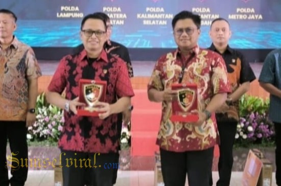 Dirreskrimum Polda Sumsel Kombes Pol M Anwar Reksowidjojo dan Dirreskrimsus Polda Sumsel Kombes Pol Bagus Suropratomo saat menerima Penghargaan Wassidik Terbaik Nasional dari Bareskrim Polri